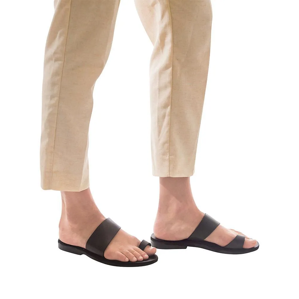 Abra - Leather Toe Loop Sandal | Black